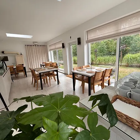 Miedzy Lasem A Wsia-kameralne Przy Lesie